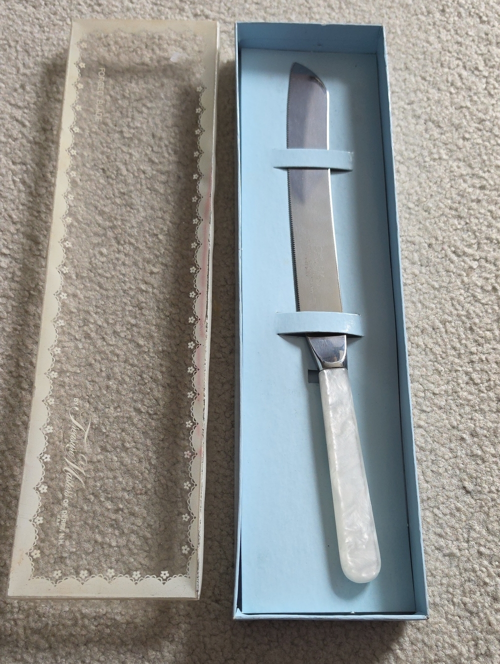 Vintage White Pearl-Effect Cake Knife